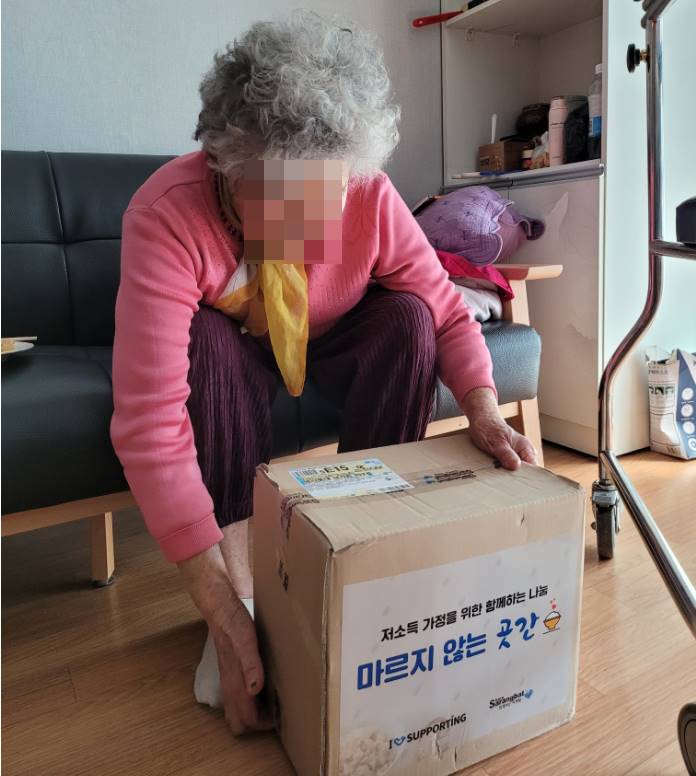 [강동어르신케어센터] 함께하는 사랑밭 구호물품(비상식량) 전달 첨부 이미지
